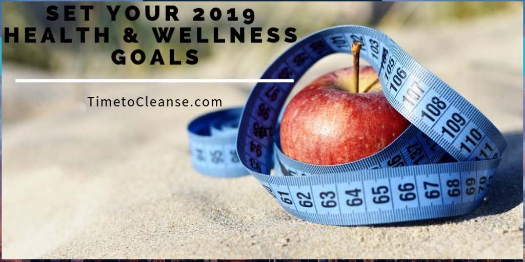 apple with tape measure and set your 2019 health and wellness goals written